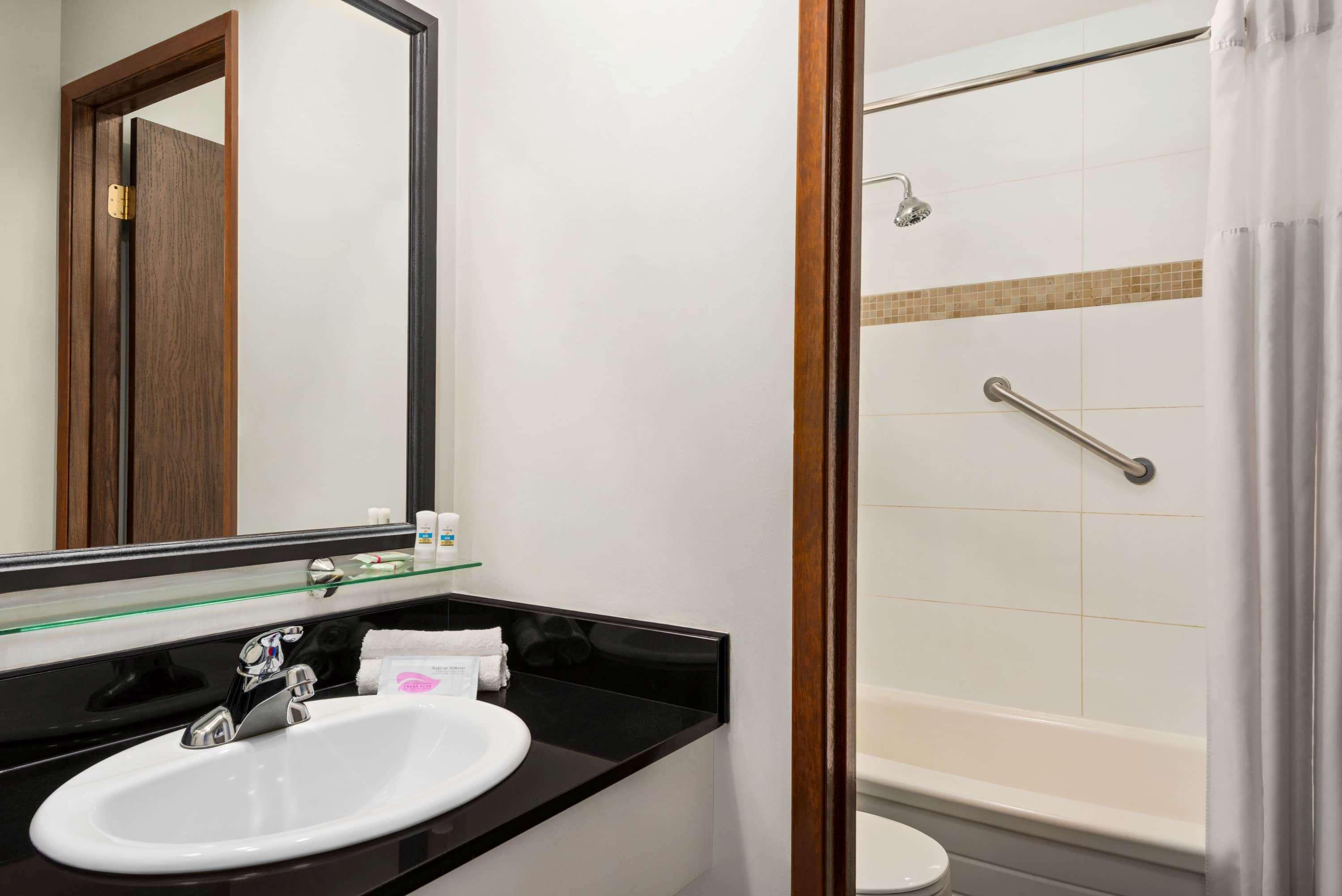Travelodge By Wyndham Abbotsford Bakerview Extérieur photo