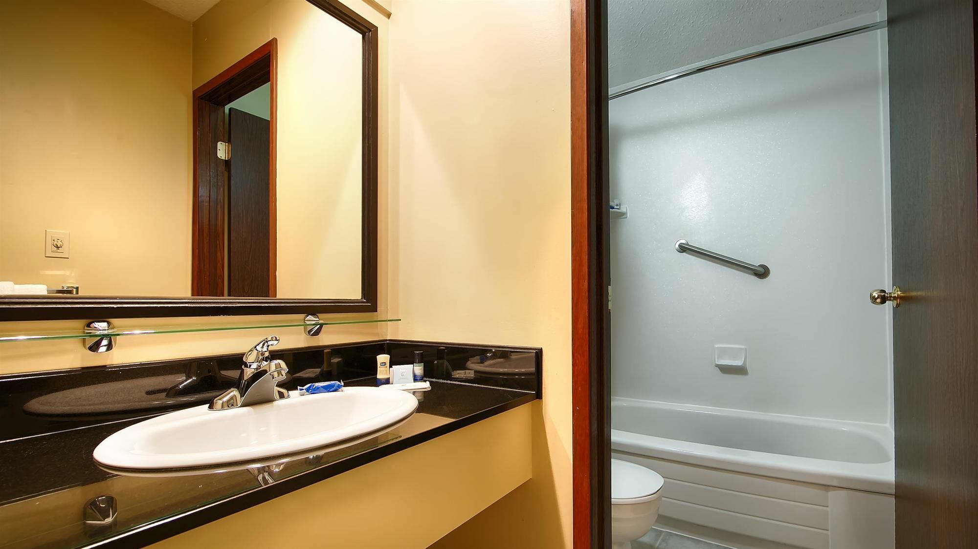 Travelodge By Wyndham Abbotsford Bakerview Extérieur photo